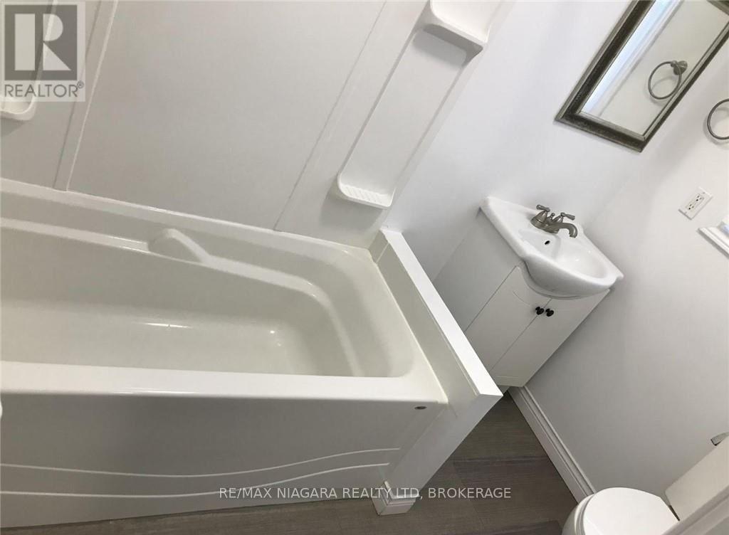 Main Floor - 3 Greenlaw Place, St. Catharines, Ontario  L2R 4S5 - Photo 7 - X13623608