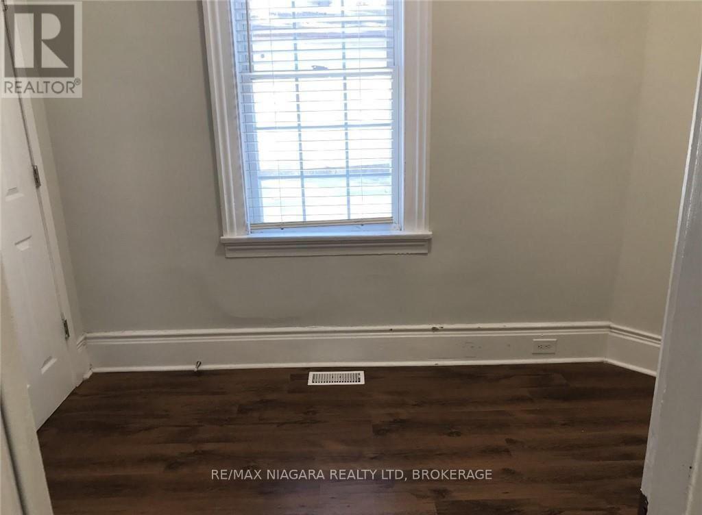 Main Floor - 3 Greenlaw Place, St. Catharines, Ontario  L2R 4S5 - Photo 8 - X13623608