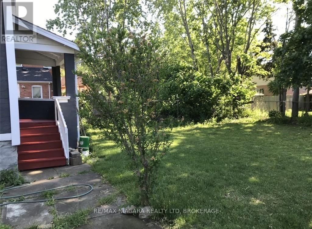 Main Floor - 3 Greenlaw Place, St. Catharines, Ontario  L2R 4S5 - Photo 9 - X13623608