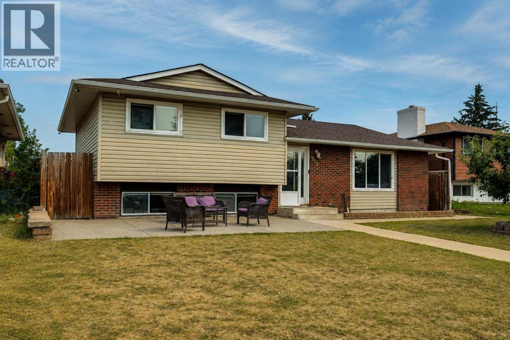 212 Pinetree Place NE, Calgary, Alberta  T1Y 1M3 - Photo 2 - A2330861