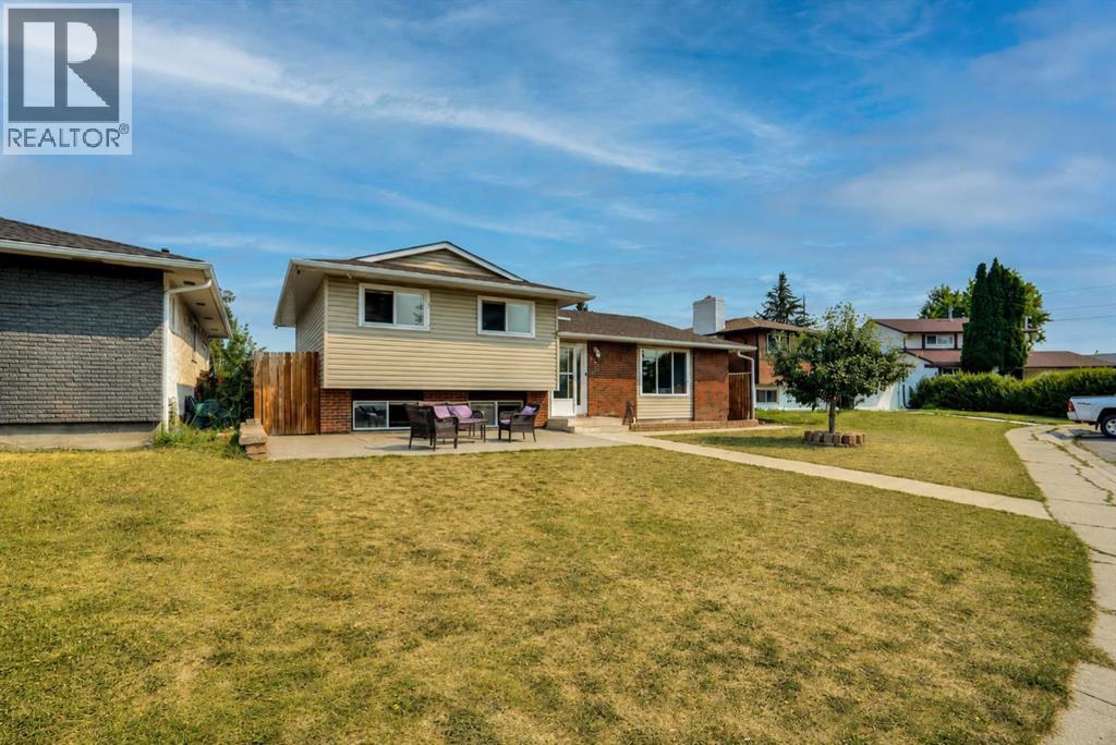 212 Pinetree Place NE, Calgary, Alberta  T1Y 1M3 - Photo 3 - A2330861