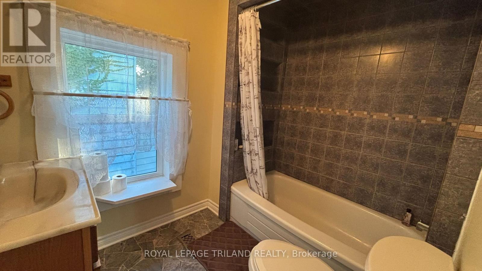 Upper - 279 Charlotte Street, Central Elgin, Ontario  N5L 1A8 - Photo 7 - X13636160