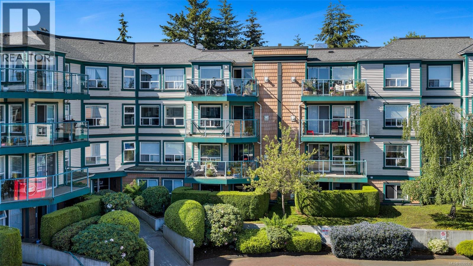 211 898 Vernon Ave, Saanich, British Columbia