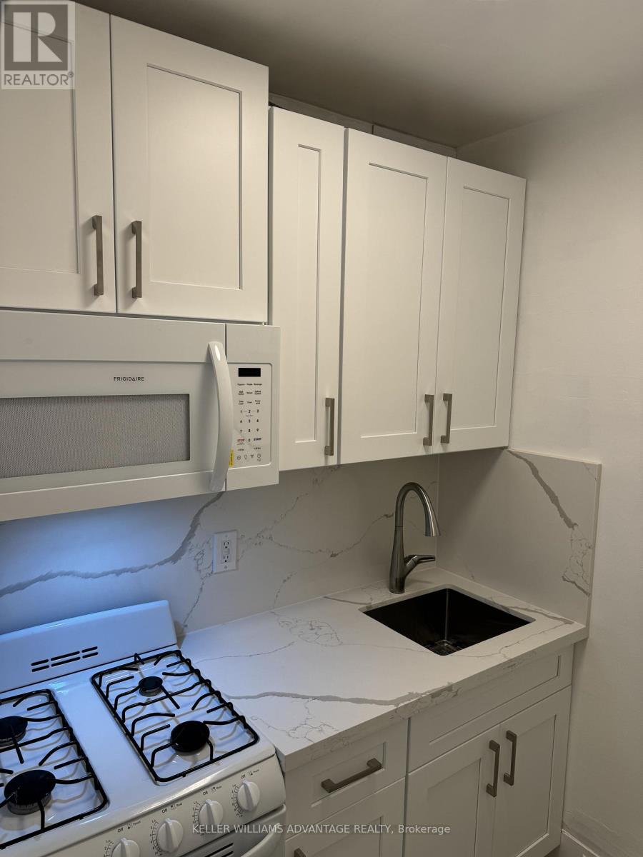 Studio 2nd Floor - 347 Walmer Road, Toronto, Ontario  M5R 2Y3 - Photo 2 - C13636260