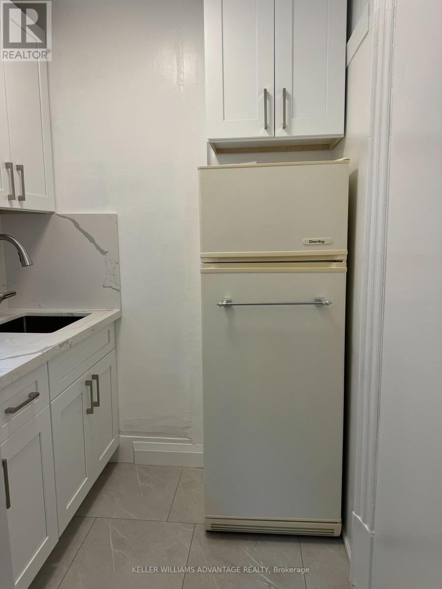Studio 2nd Floor - 347 Walmer Road, Toronto, Ontario  M5R 2Y3 - Photo 3 - C13636260