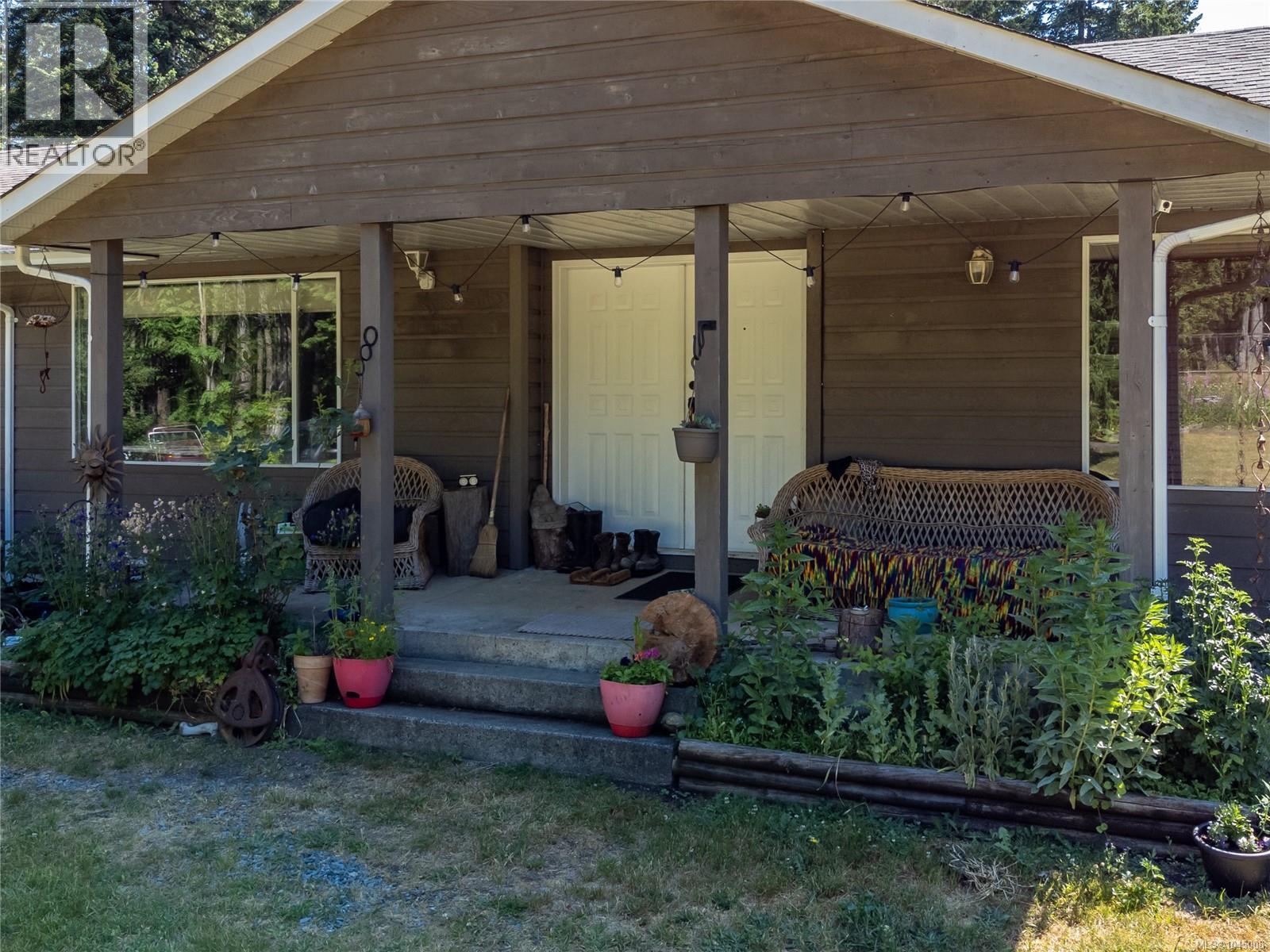 8598 Island Hwy N, Black Creek, British Columbia  V9N 1H3 - Photo 4 - 1045008