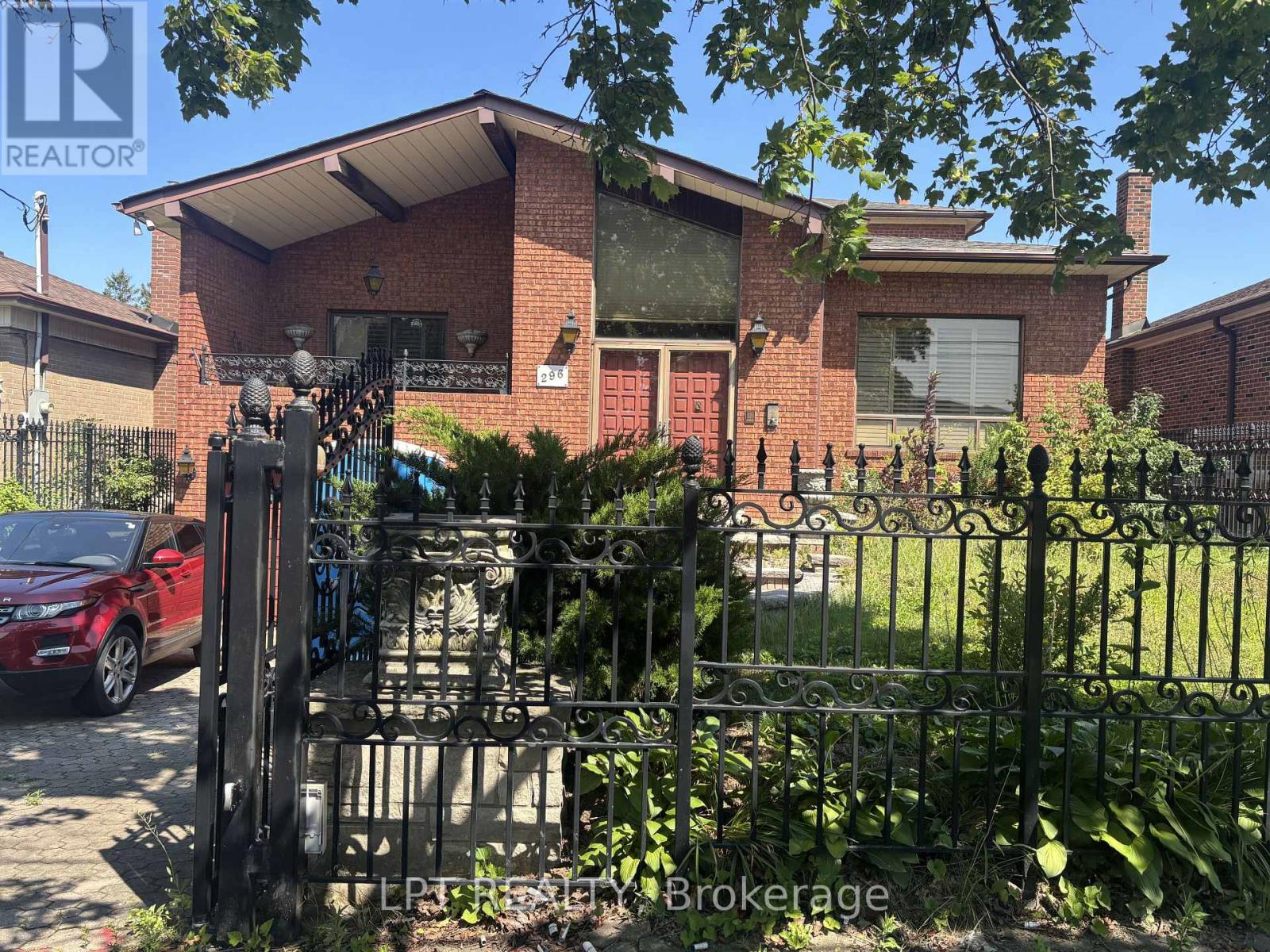 <div class="slider-price">$1,699,000</div><p>296 Rustic Road, Toronto, Ontario</p>