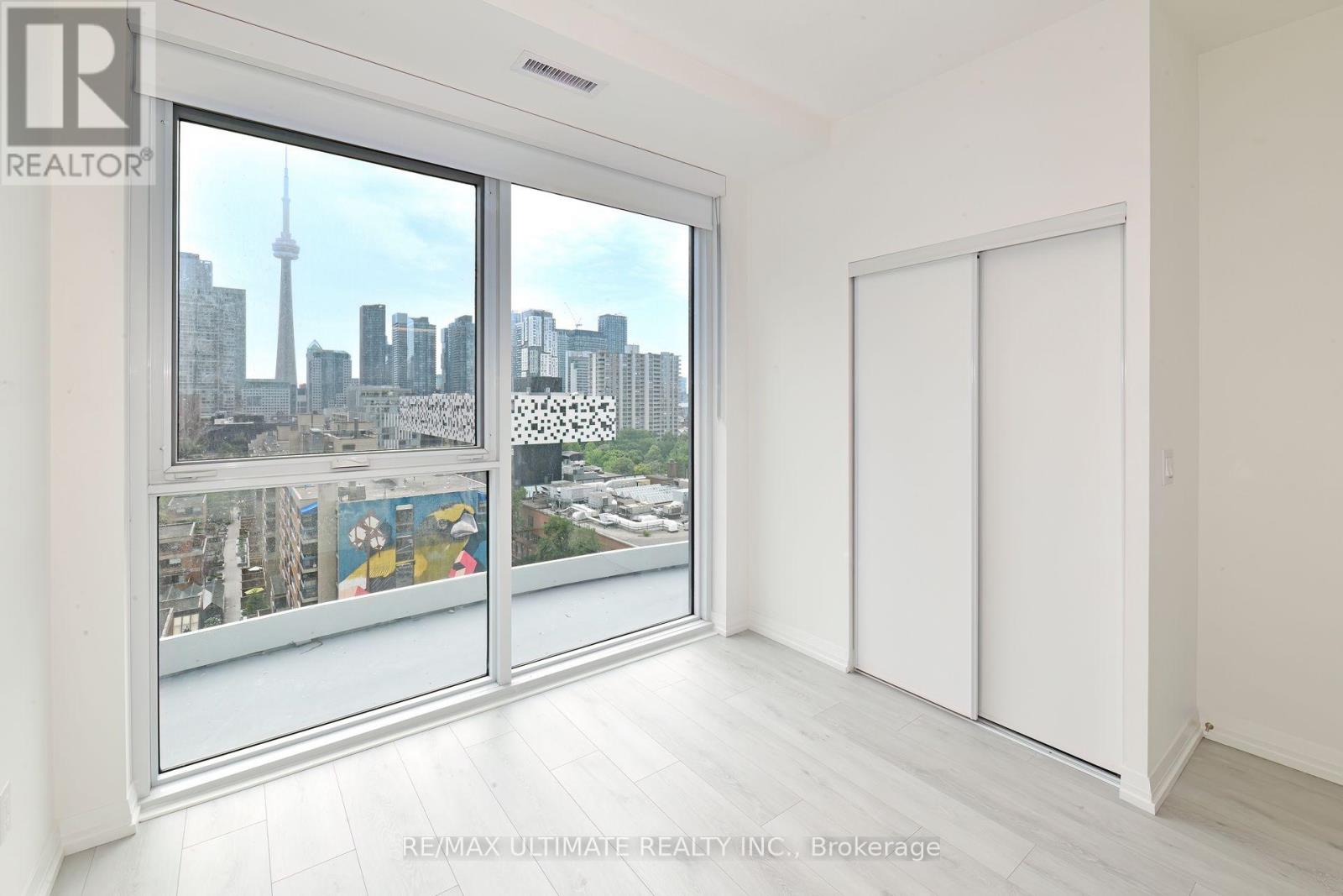 1011 - 280 DUNDAS STREET W