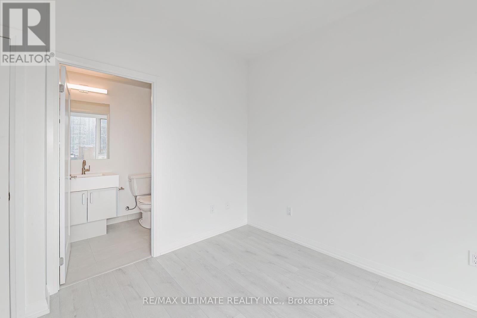 1011 - 280 DUNDAS STREET W