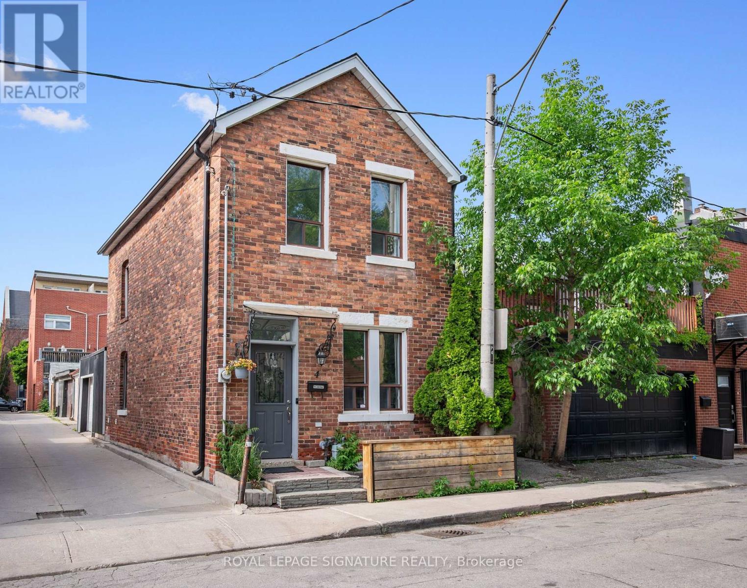 <div class="slider-price">$1,287,000</div><p>4 Whitaker Avenue, Toronto, Ontario</p>