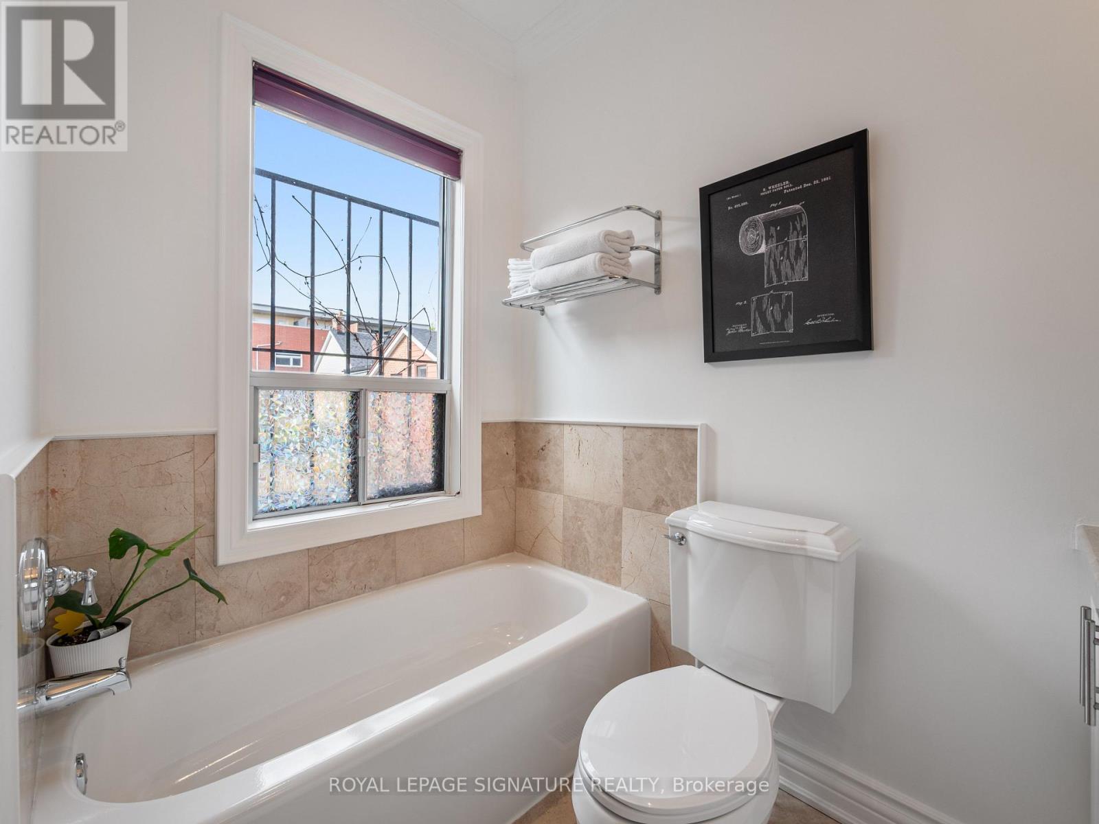 4 Whitaker Avenue, Toronto, Ontario  M6J 1A1 - Photo 14 - C13636522