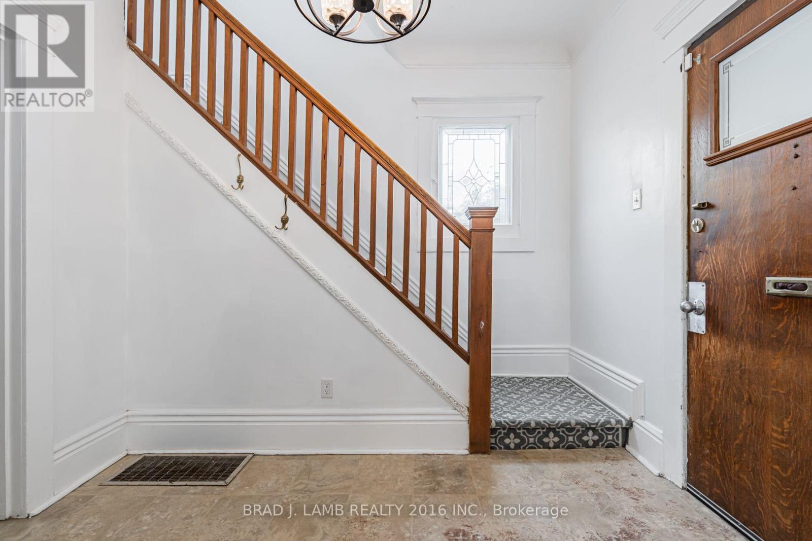Main And Upper - 12 Sibley Avenue, Toronto, Ontario  M4C 5E7 - Photo 7 - E13636330