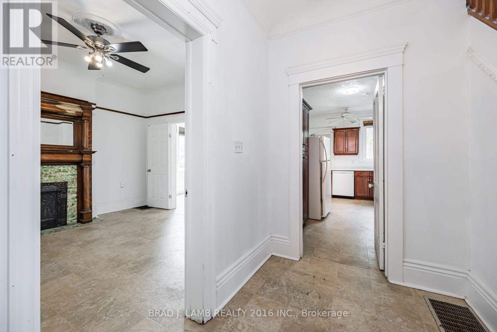 Main And Upper - 12 Sibley Avenue, Toronto, Ontario  M4C 5E7 - Photo 8 - E13636330