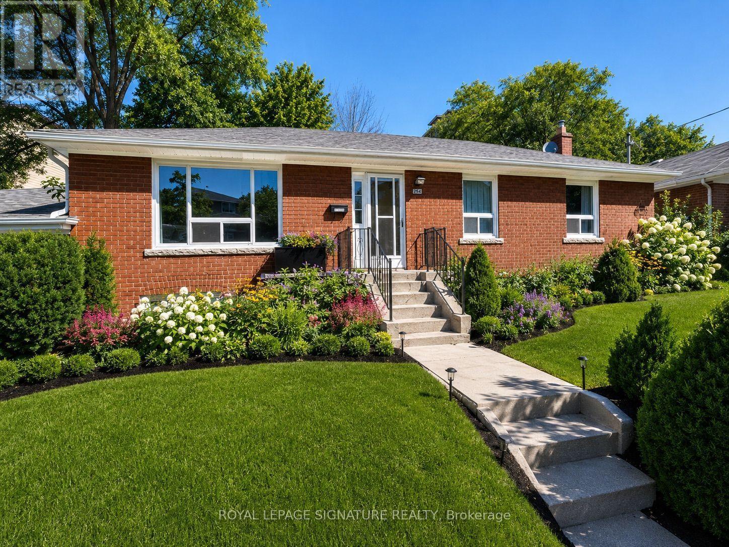 <div class="slider-price">$859,000</div><p>256 Ferris Road, Toronto, Ontario</p>