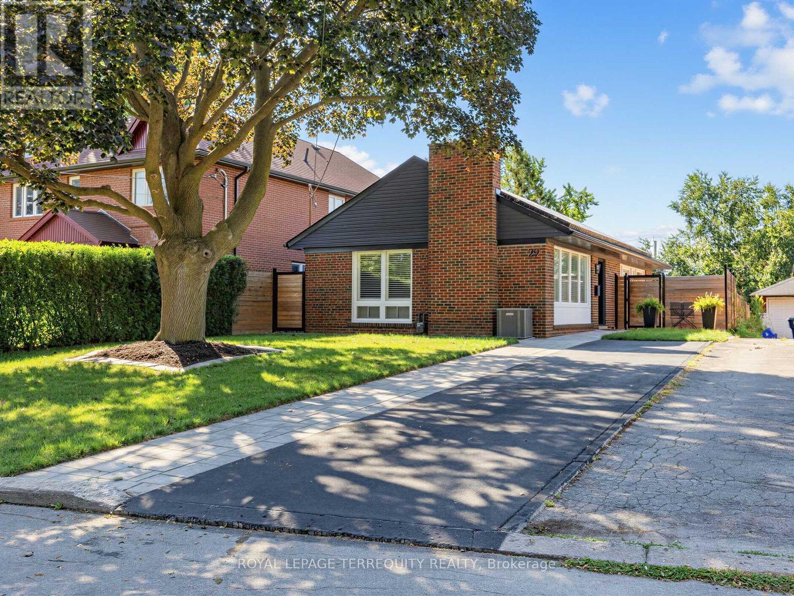 <div class="slider-price">$959,000</div><p>29 Sedgewick Crescent, Toronto, Ontario</p>