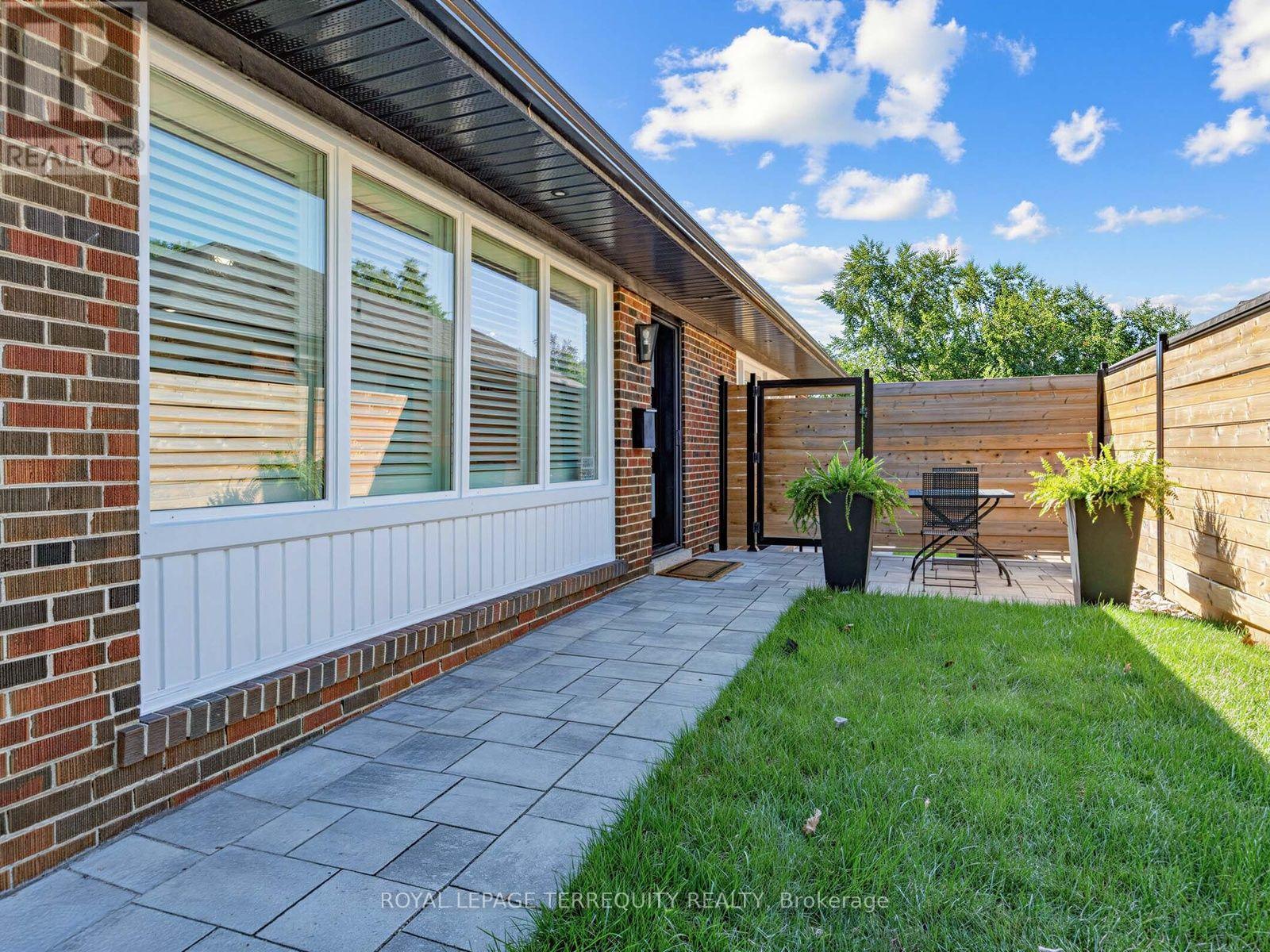 29 Sedgewick Crescent, Toronto, Ontario  M1K 3T5 - Photo 4 - E13636528