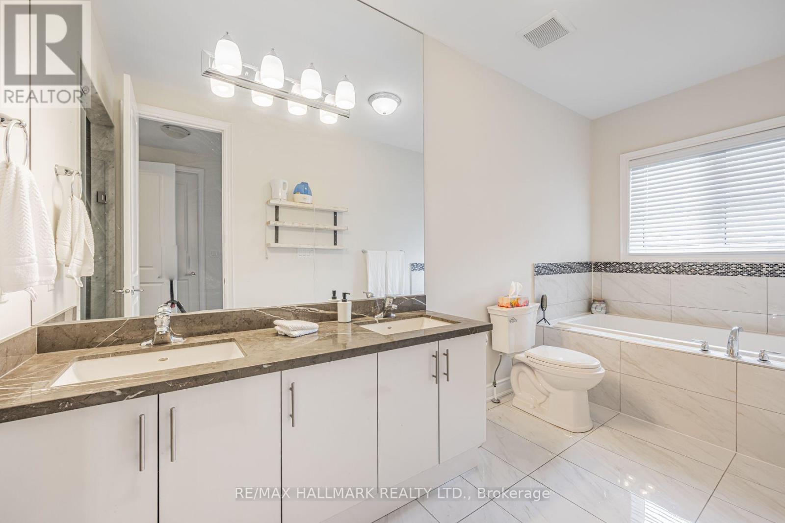7 Calamint Lane, Richmond Hill, Ontario  L4E 1C3 - Photo 9 - N13636352