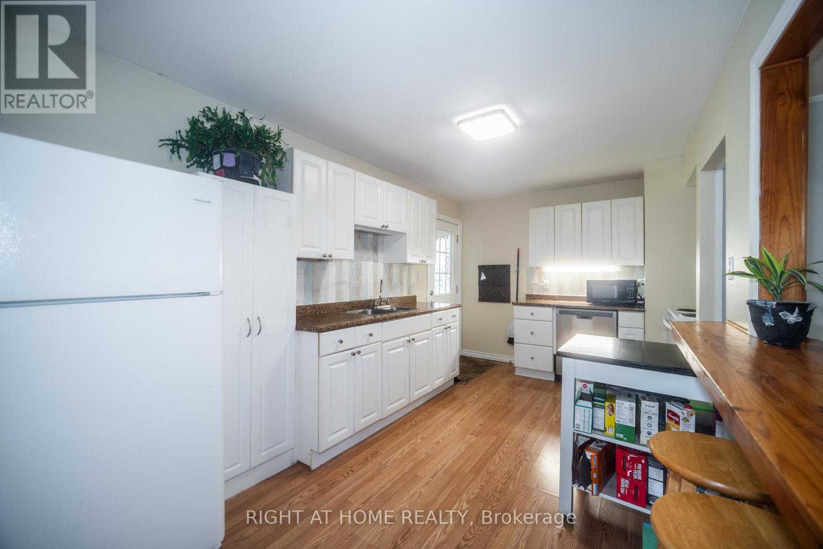 1007 Ferrier Avenue, Innisfil, Ontario  L0L 1W0 - Photo 3 - N13636484
