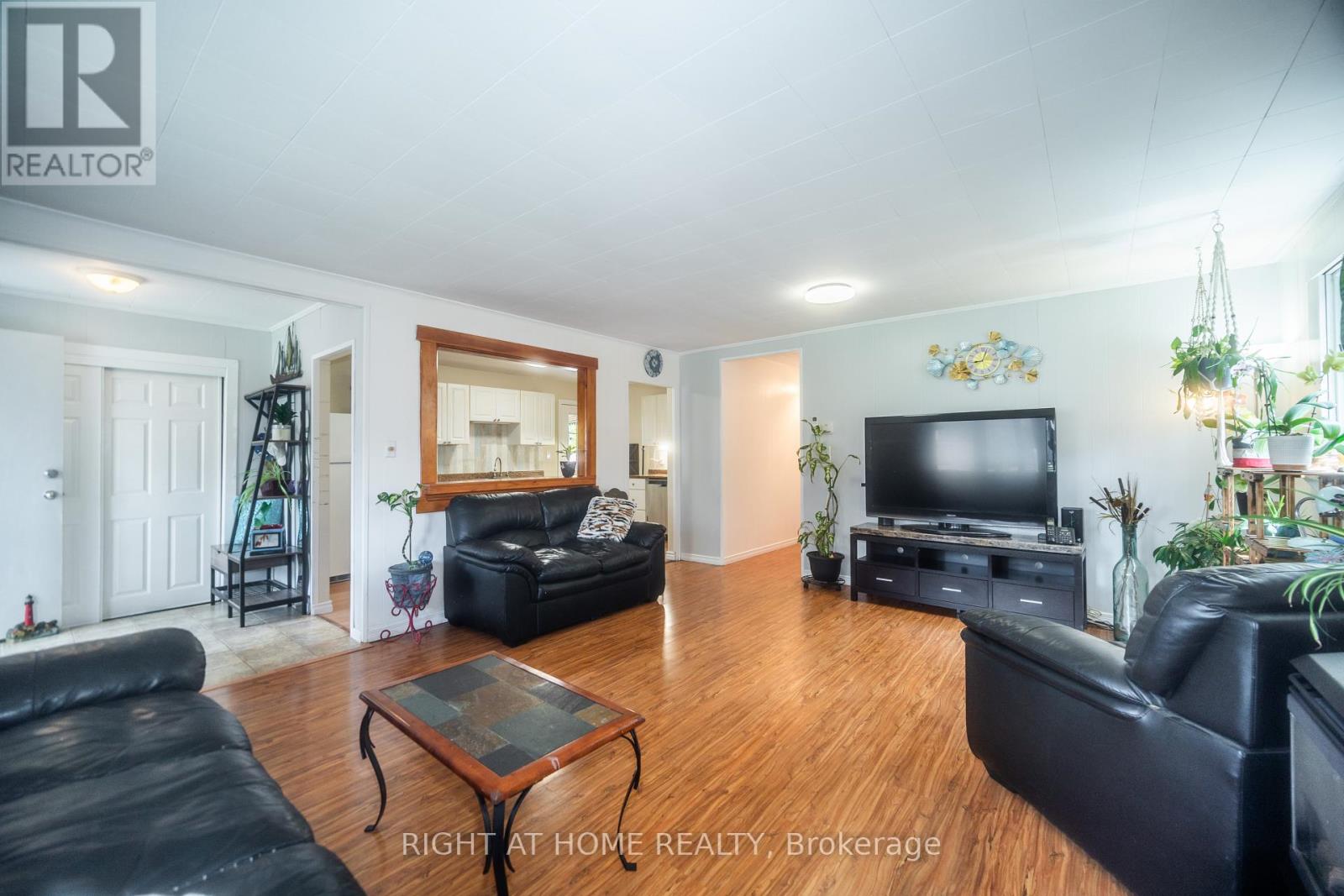1007 Ferrier Avenue, Innisfil, Ontario  L0L 1W0 - Photo 8 - N13636484