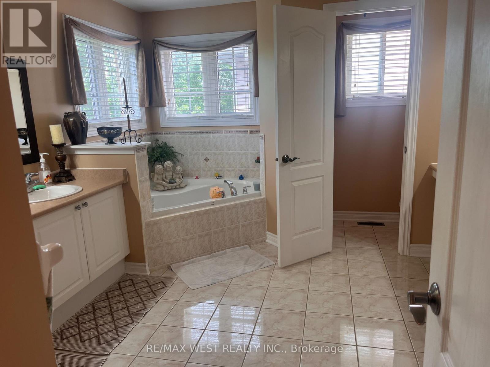 20 Regalia Way, Barrie, Ontario L4M 7H7 - Photo 9 - S13636334