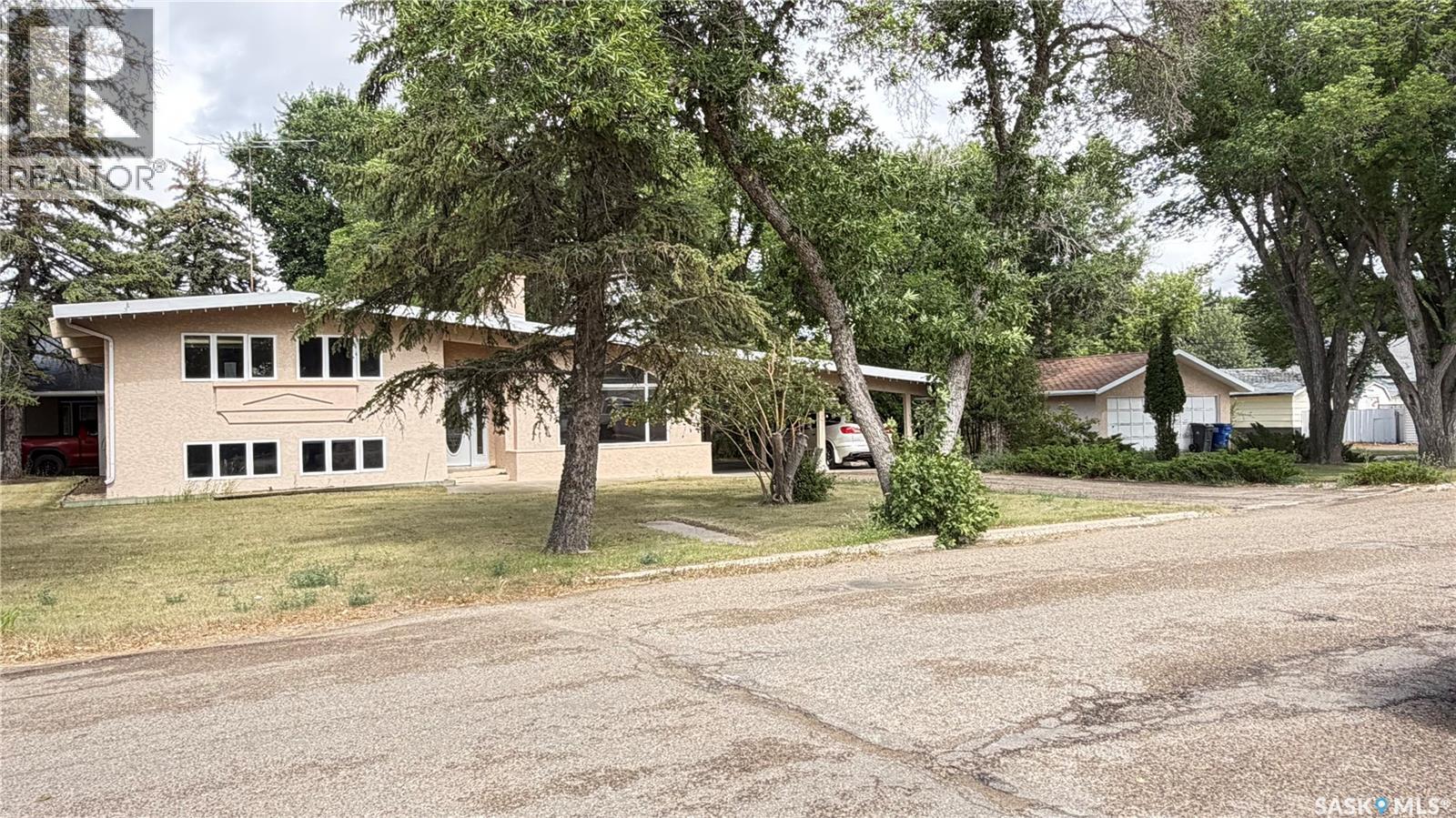 320 21 Highway, Maple Creek, Saskatchewan  S0N 1N0 - Photo 2 - SK044421