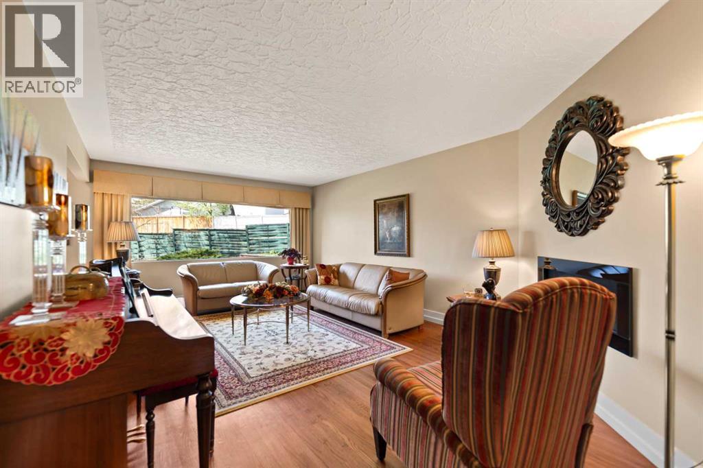 55 Kelvin Place SW, Calgary, Alberta  T2V 2L2 - Photo 5 - A2309252