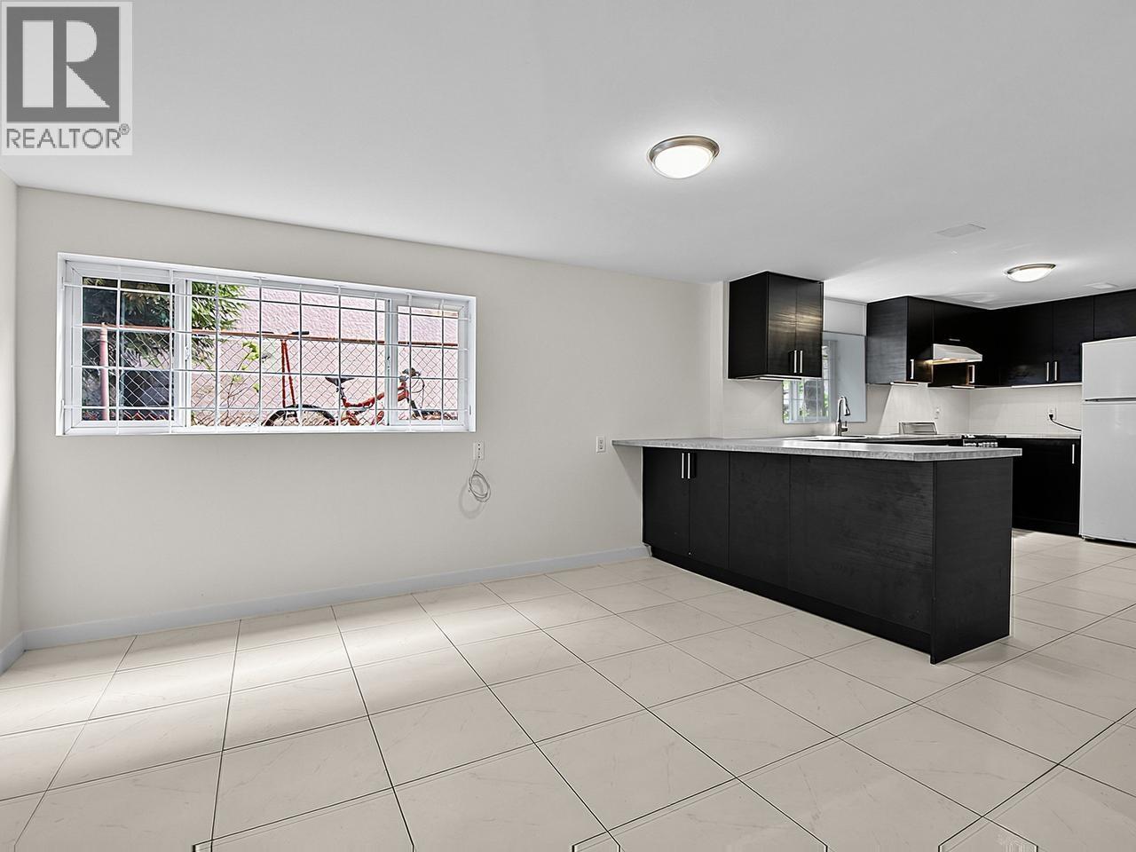 2216 E 41st Avenue, Vancouver, British Columbia  V5P 1L6 - Photo 2 - R3145563