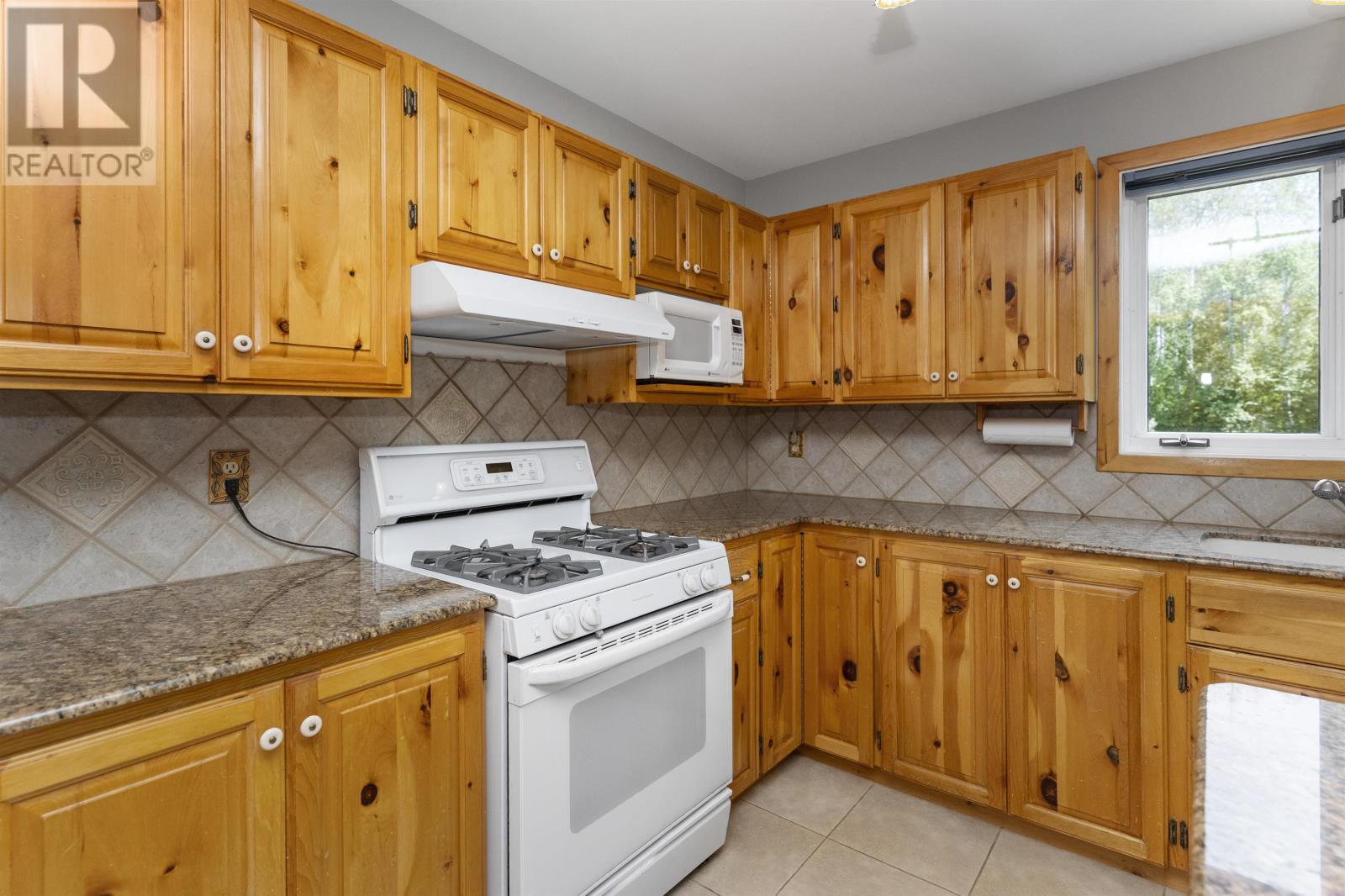 4306 Oak Heights Pl, Thunder Bay, Ontario  P7J 1A8 - Photo 12 - TB2602230