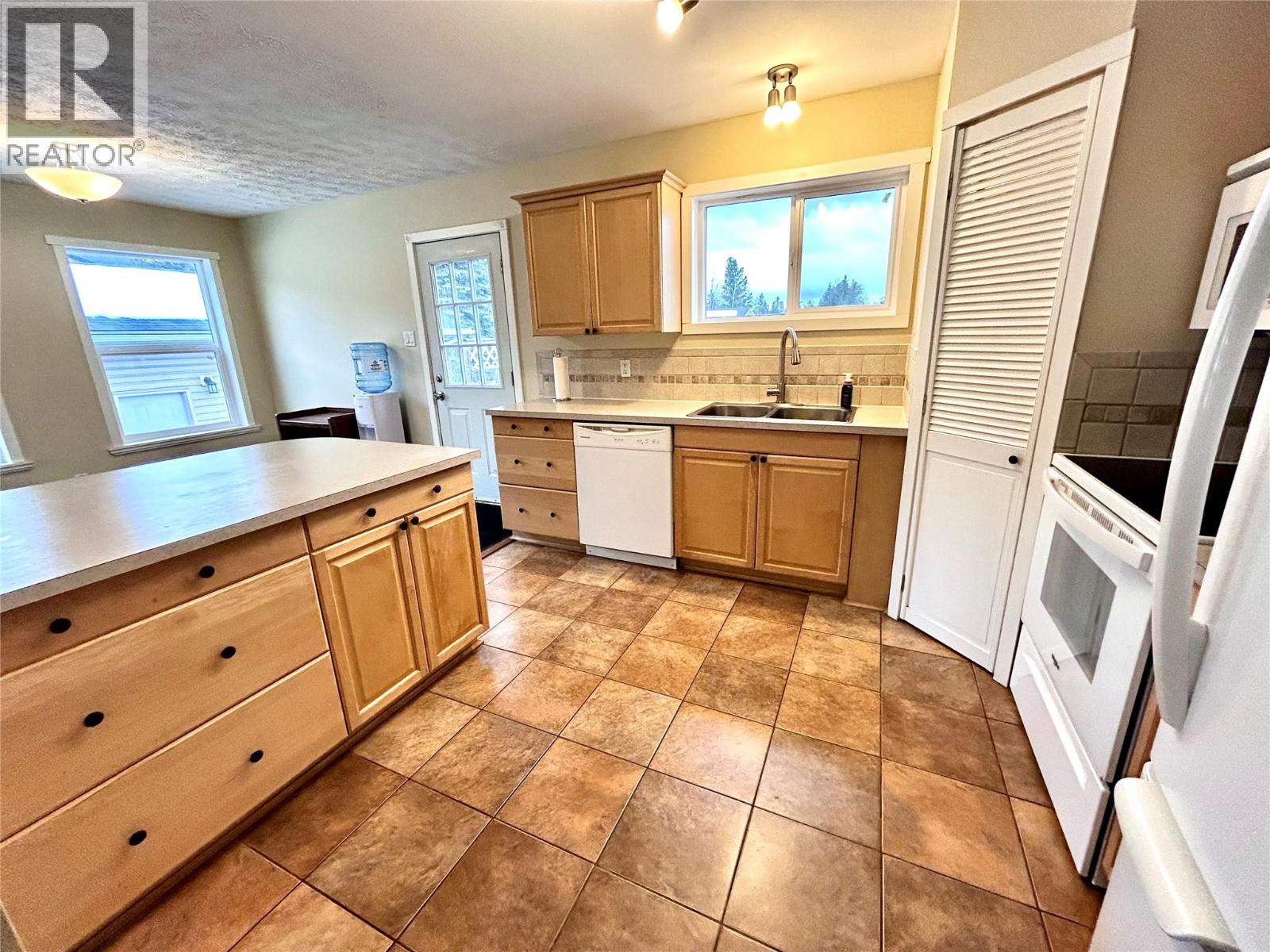 404 Willow Drive, Tumbler Ridge, British Columbia  V0C 2W0 - Photo 4 - 10374816