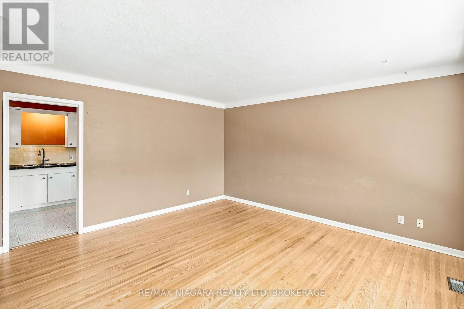 6521 Caledonia Street, Niagara Falls, Ontario  L2G 5A6 - Photo 6 - X13636614
