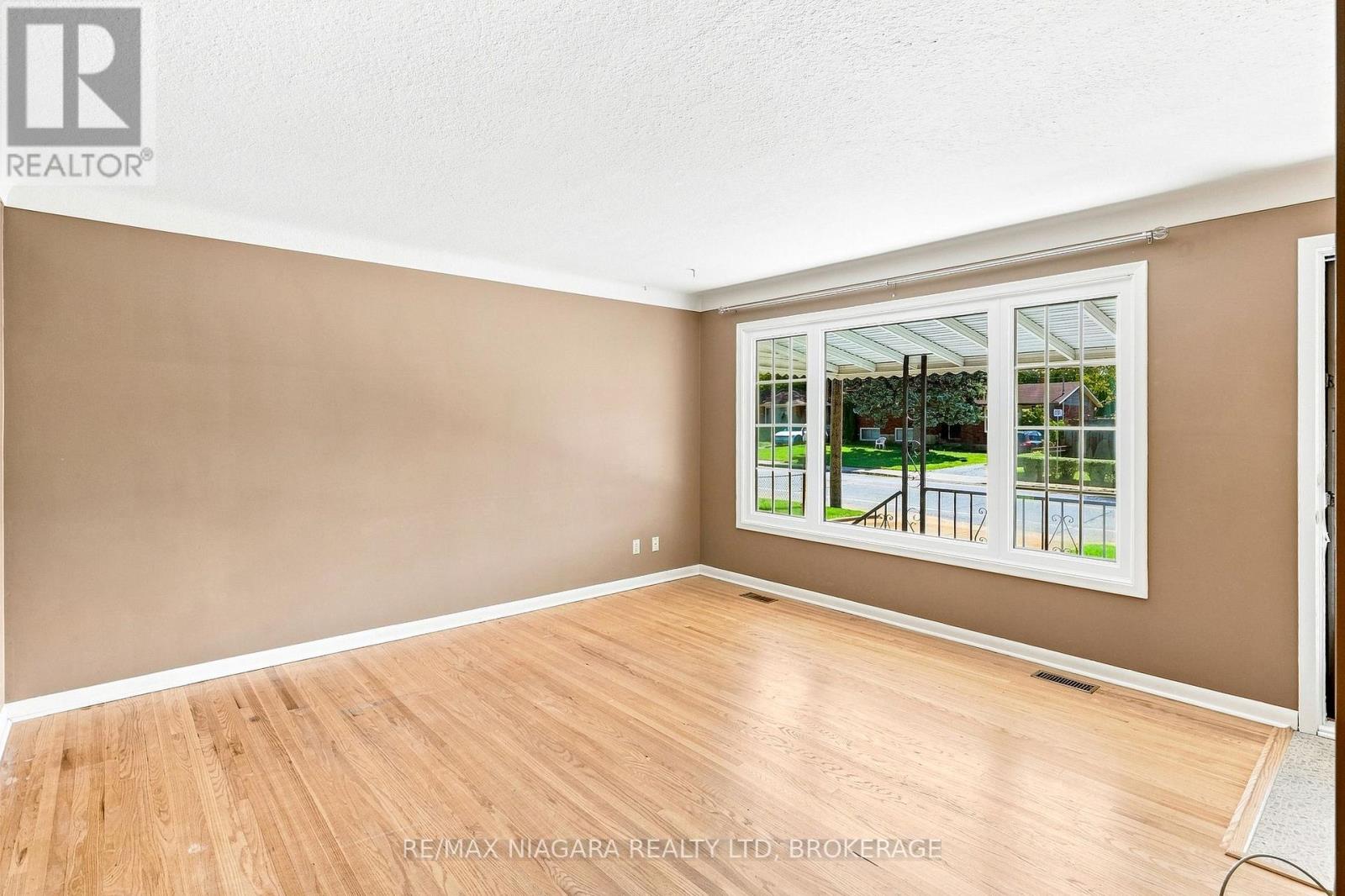 6521 Caledonia Street, Niagara Falls, Ontario  L2G 5A6 - Photo 7 - X13636614