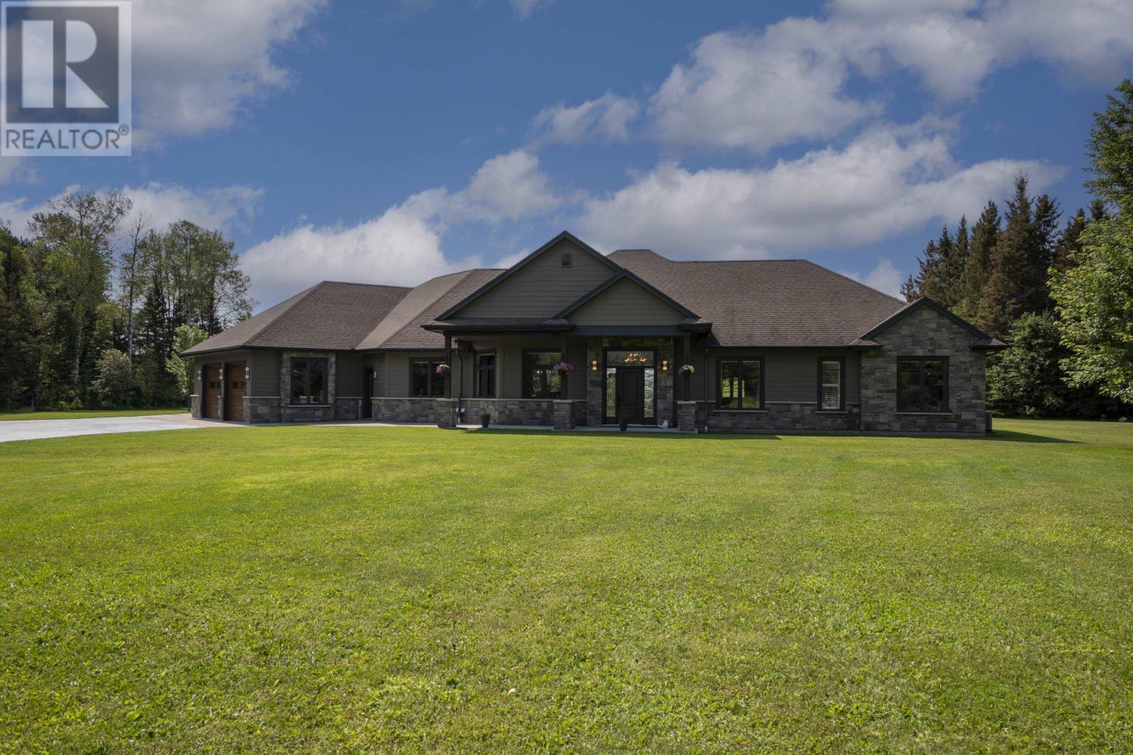 2422 Broadway Ave, Thunder Bay, Ontario  P7K 1K7 - Photo 1 - TB2602236