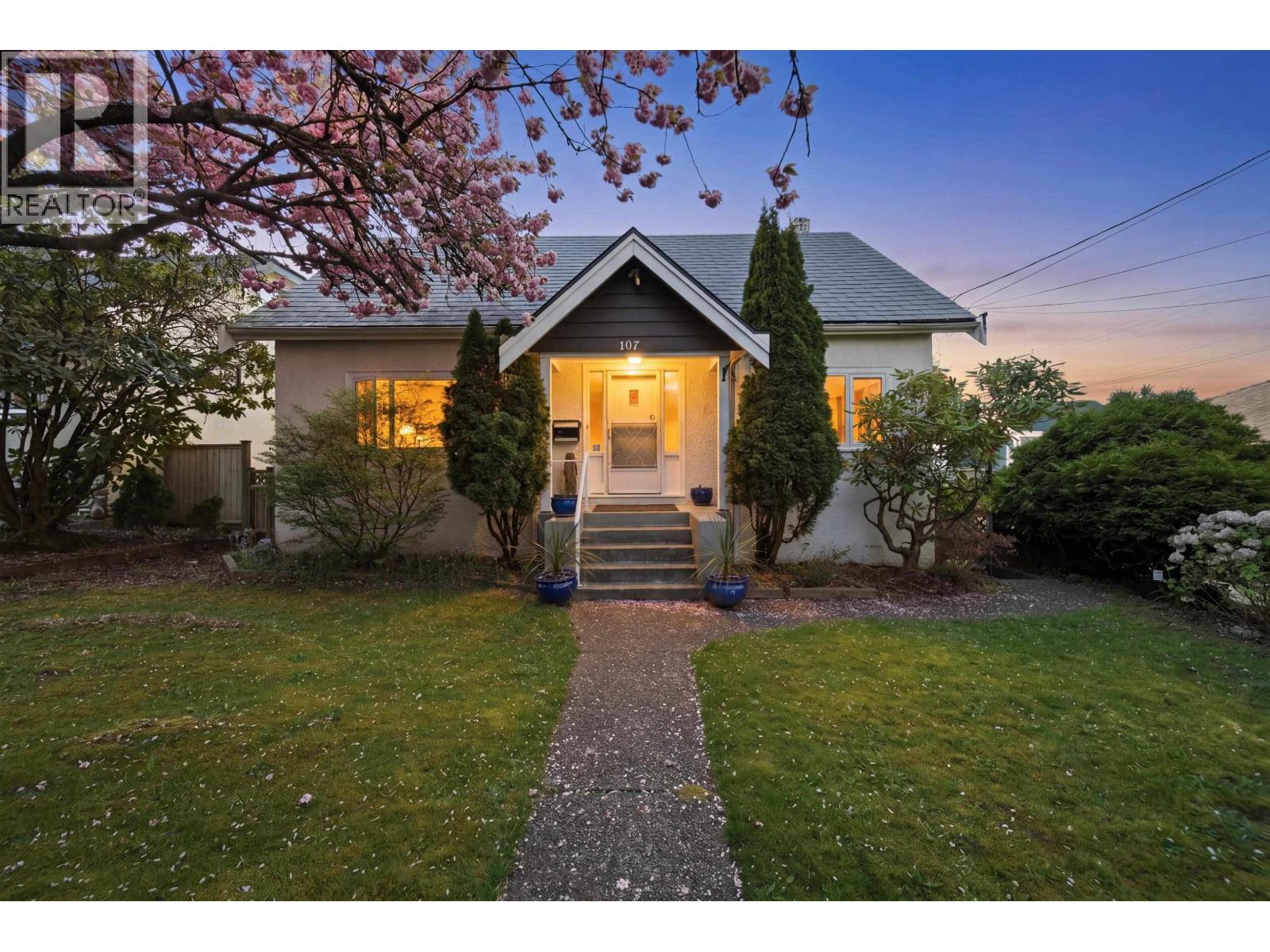 107 Seventh Avenue, New Westminster, British Columbia  V3L 1W2 - Photo 1 - R3152348