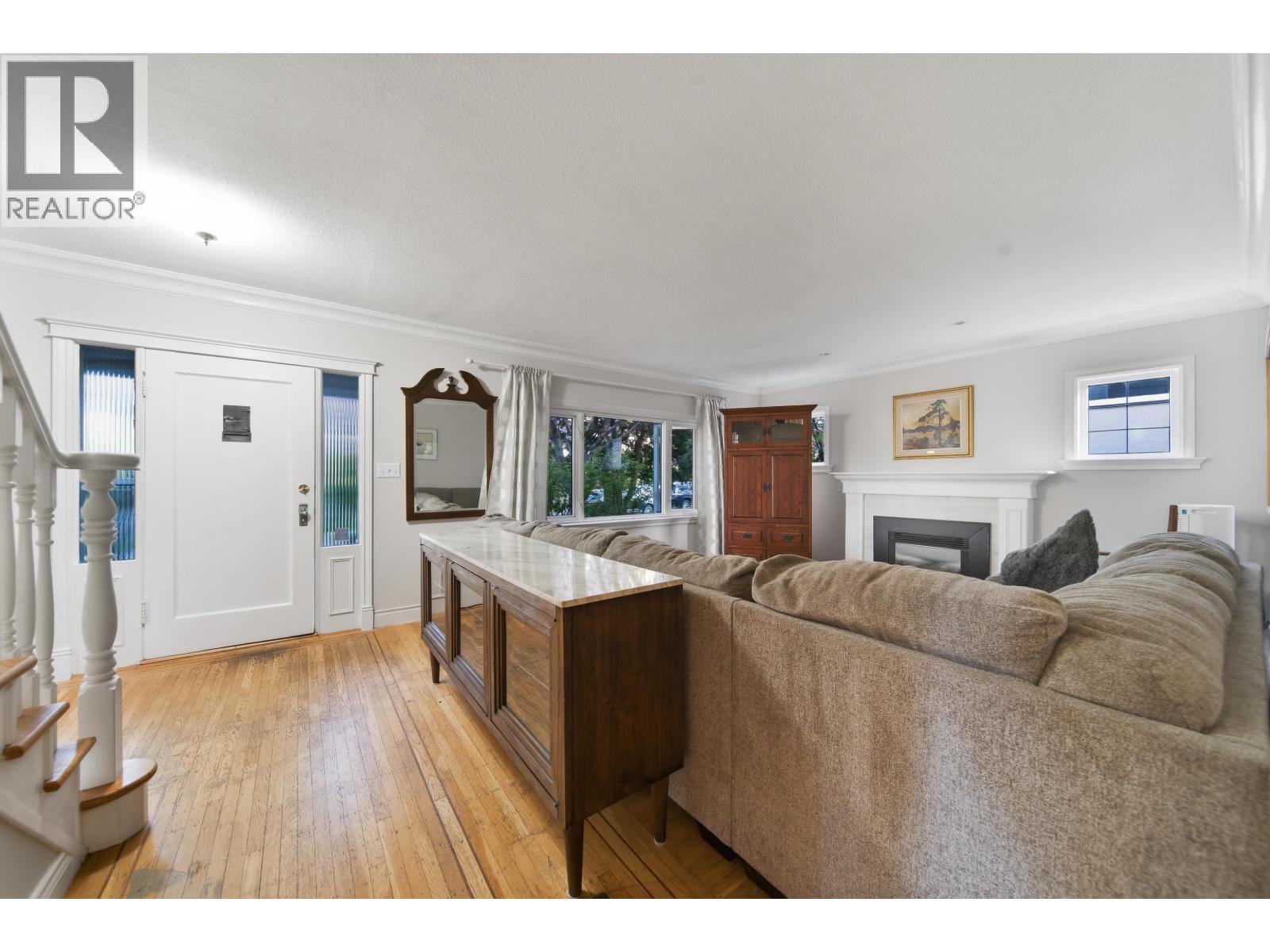 107 Seventh Avenue, New Westminster, British Columbia  V3L 1W2 - Photo 3 - R3152348