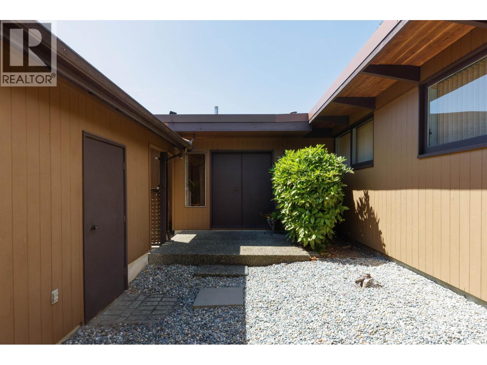 4568 Marineview Crescent, North Vancouver, British Columbia  V7R 3P2 - Photo 3 - R3152371