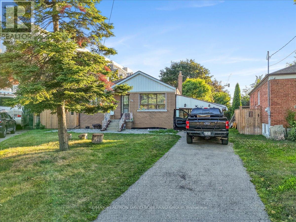 <div class="slider-price">$899,900</div><p>19 Wigan Crescent, Toronto, Ontario</p>