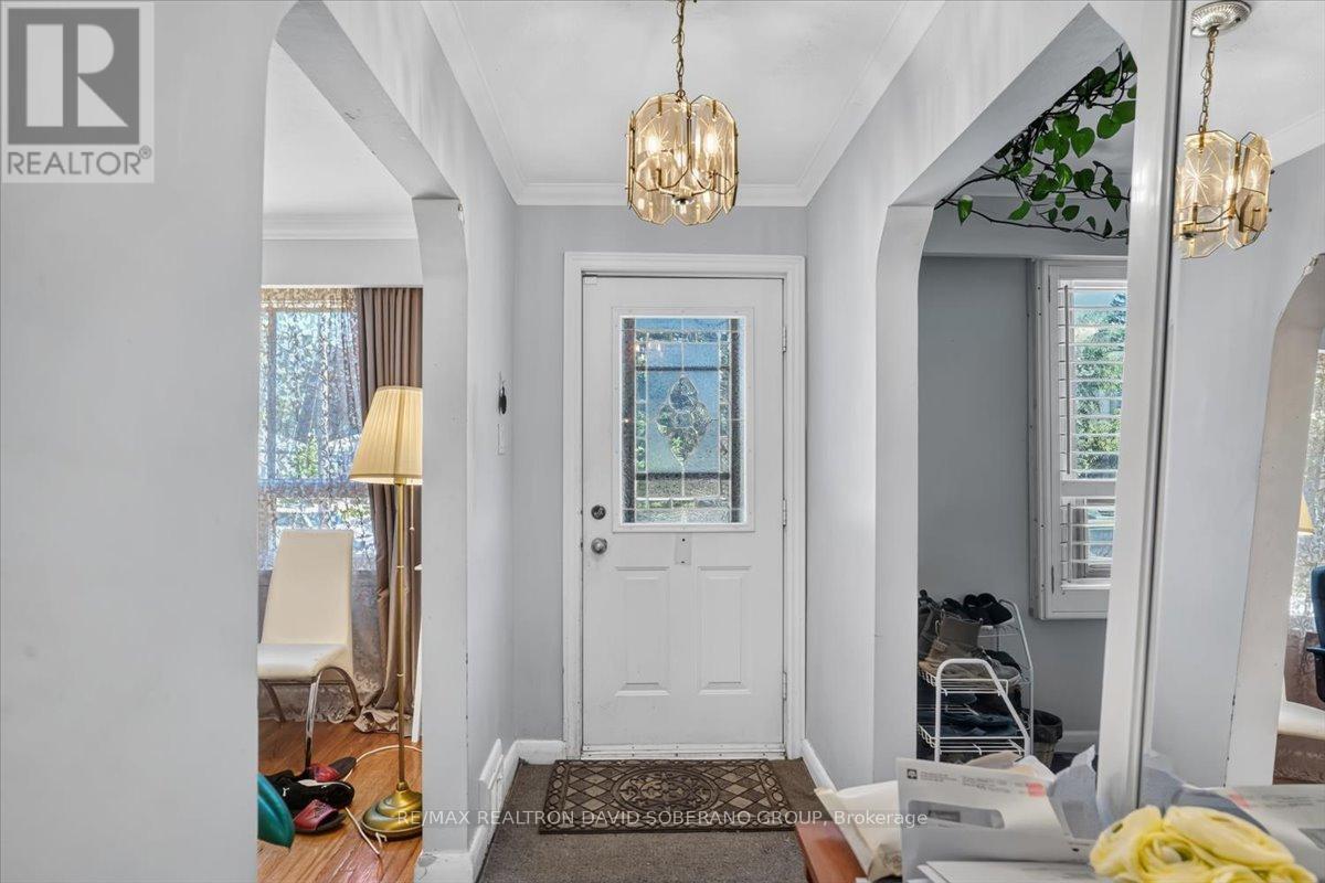 19 Wigan Crescent, Toronto, Ontario M3H 3A3 - Photo 2 - C13636702