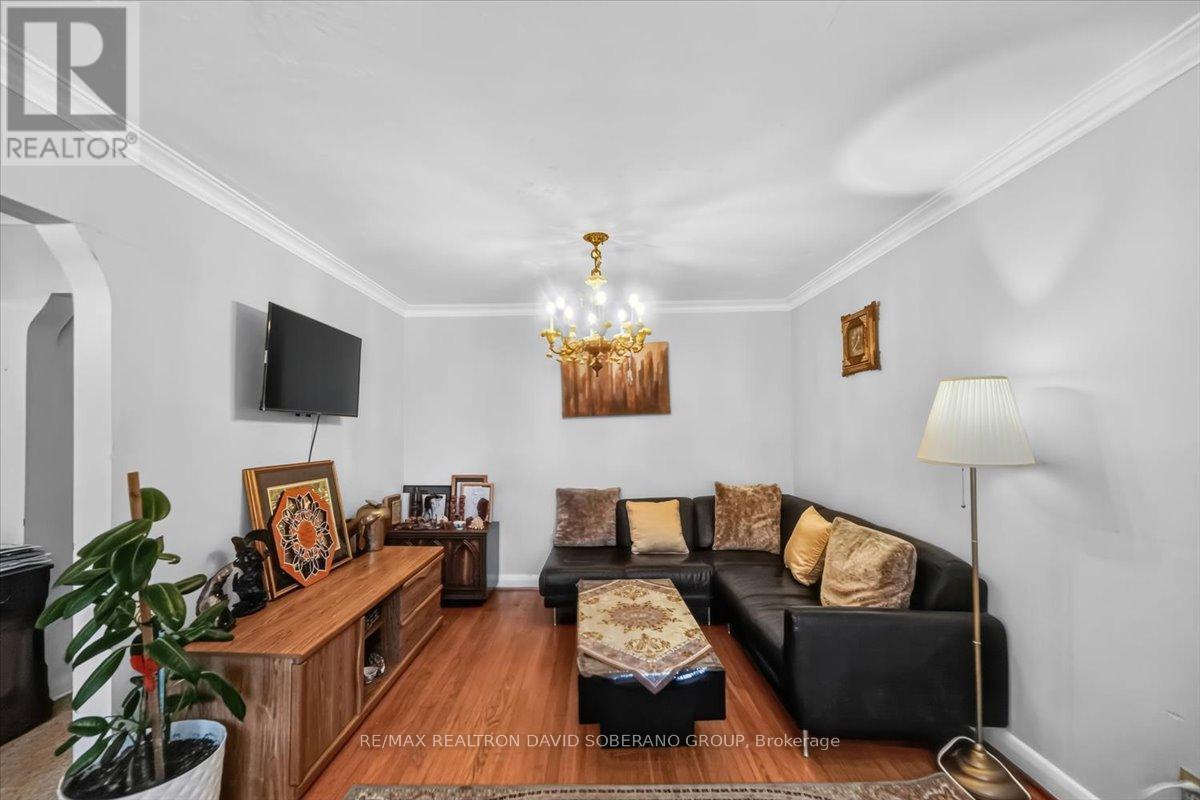 19 Wigan Crescent, Toronto, Ontario M3H 3A3 - Photo 3 - C13636702