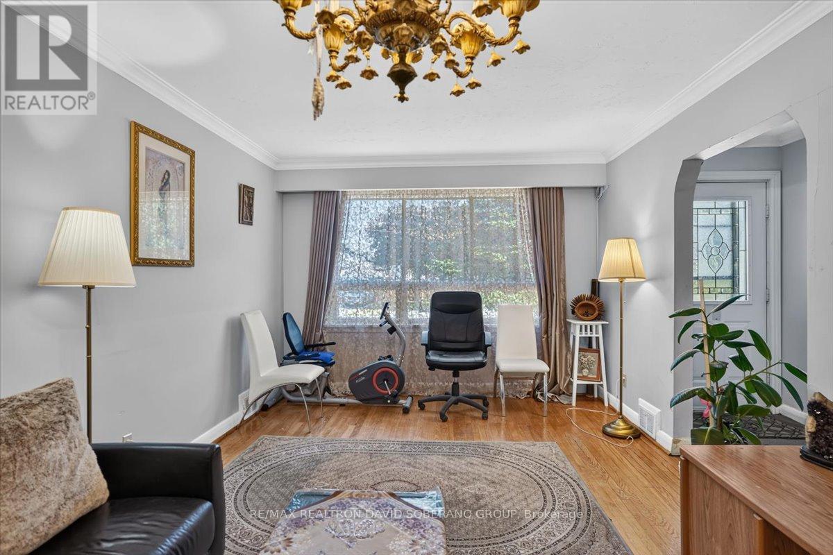 19 Wigan Crescent, Toronto, Ontario M3H 3A3 - Photo 4 - C13636702