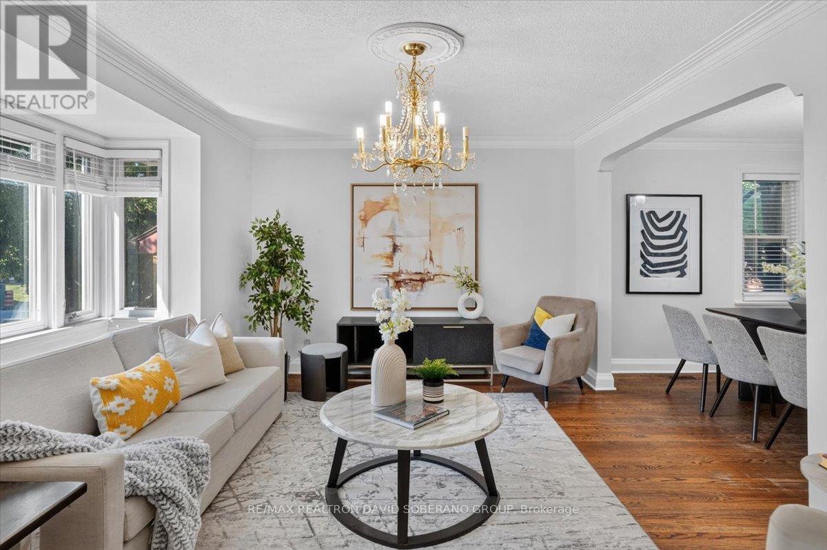 <div class="slider-price">$999,900</div><p>122 Mcgillivray Avenue, Toronto, Ontario</p>