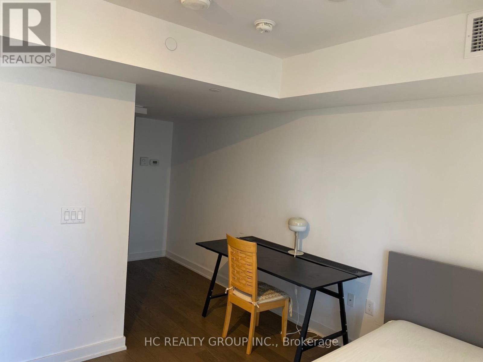 1910 - 11 WELLESLEY  UNIT 1910 STREET