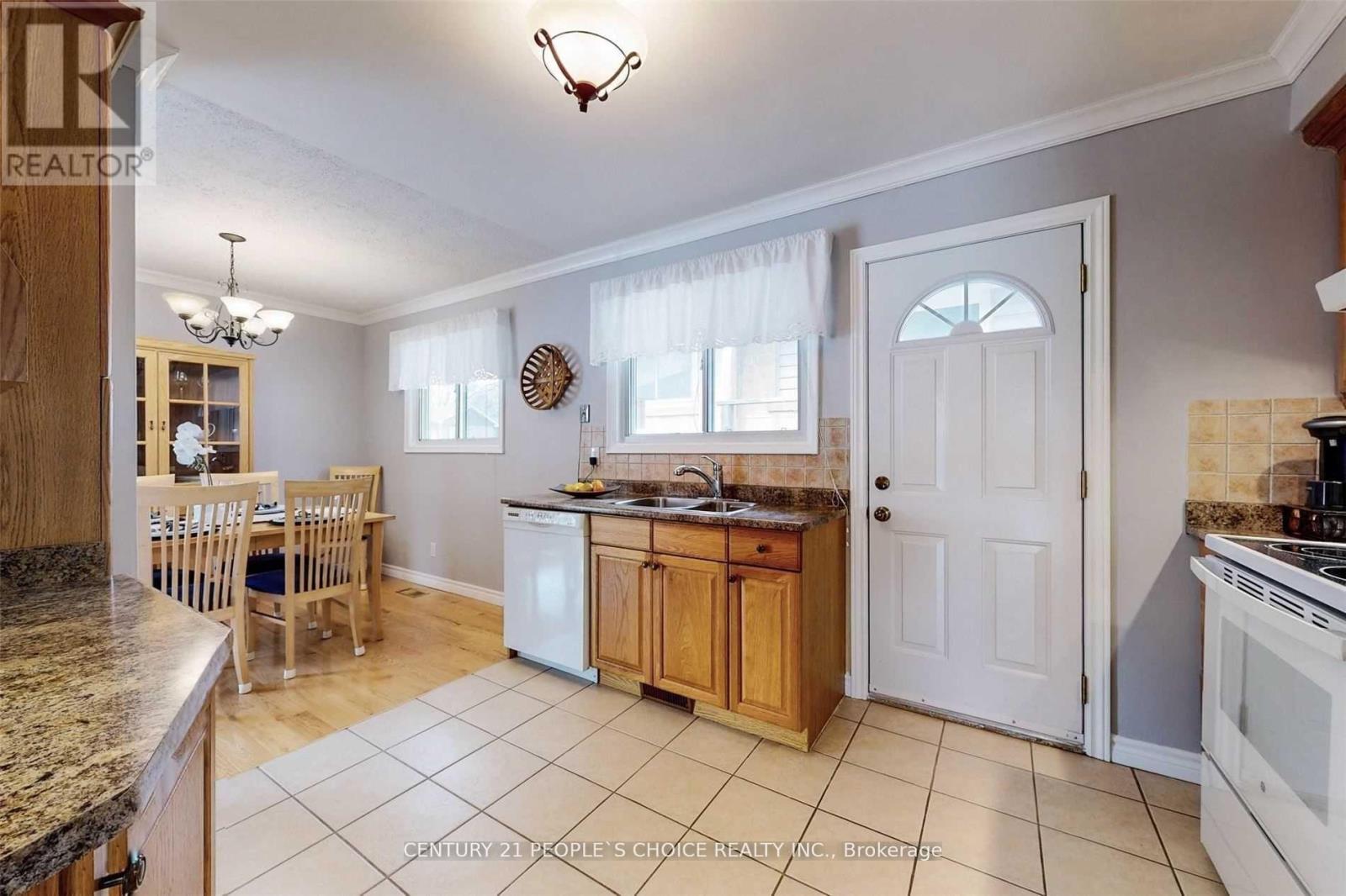 5 Mid Pines Road, Toronto, Ontario  M1G 2L5 - Photo 3 - E13636746