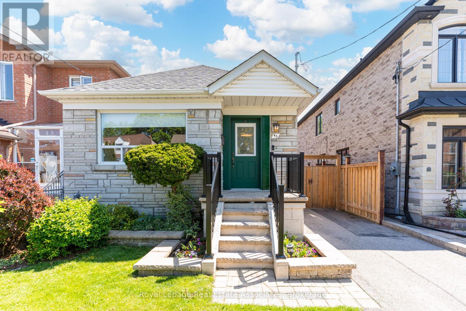 <div class="slider-price">$799,999</div><p>43 Heale Avenue, Toronto, Ontario</p>