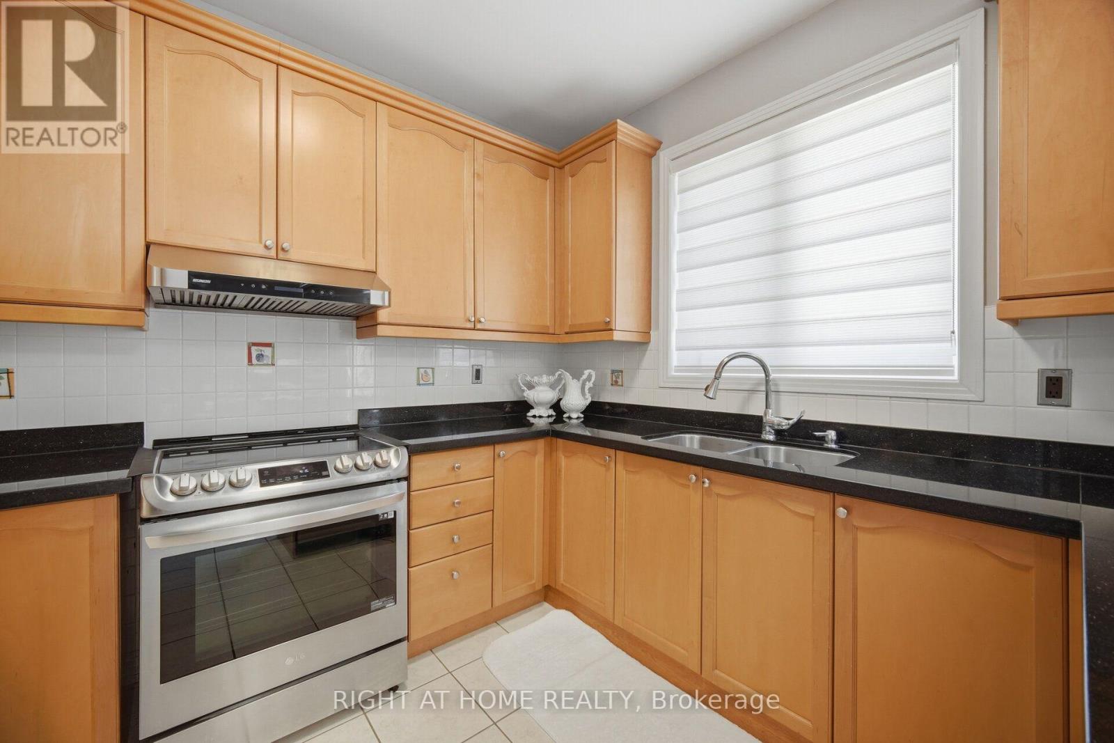82 Starhill Crescent, Markham, Ontario  L6C 3A2 - Photo 16 - N13636832