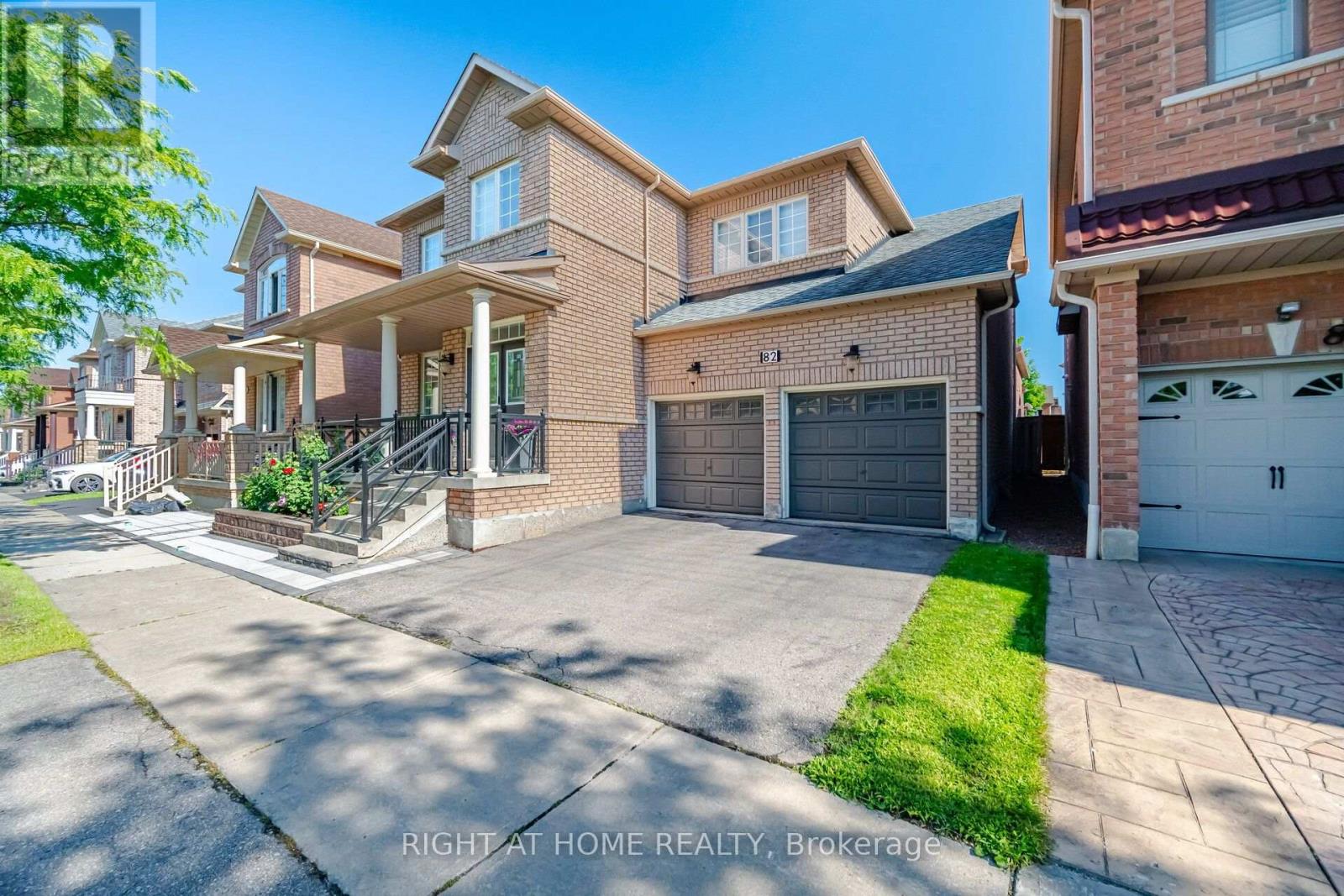 82 Starhill Crescent, Markham, Ontario  L6C 3A2 - Photo 4 - N13636832