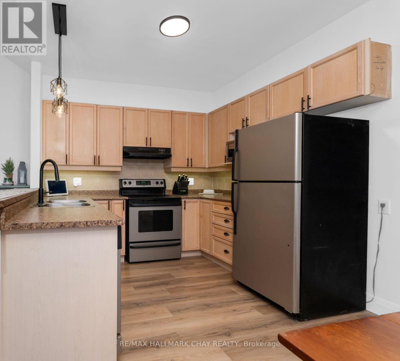 12 Oakmont Avenue, Oro-Medonte, Ontario  L0L 2L0 - Photo 3 - S13636814