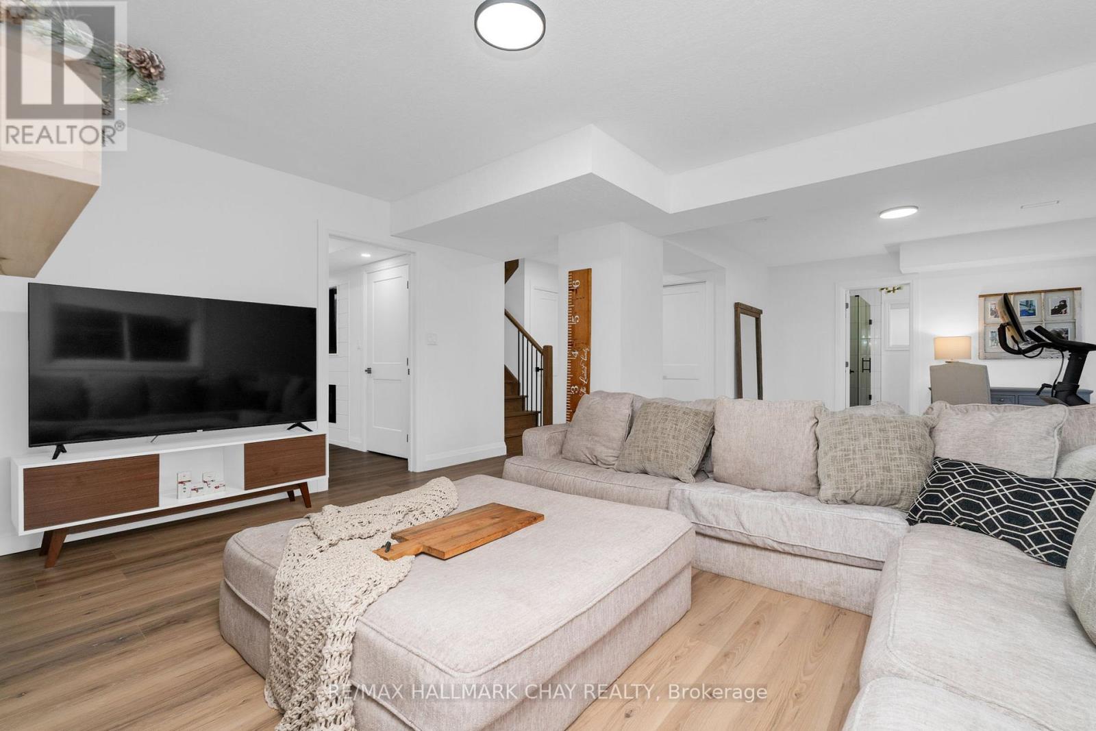 12 Oakmont Avenue, Oro-Medonte, Ontario  L0L 2L0 - Photo 8 - S13636814