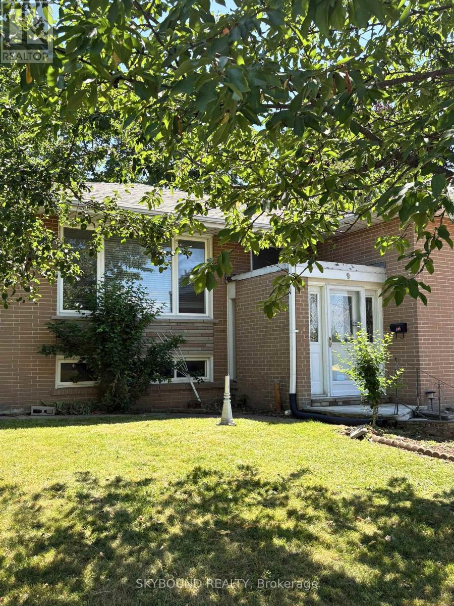 9 Caronport Crescent, Toronto, Ontario  M3A 1G9 - Photo 3 - C12905866