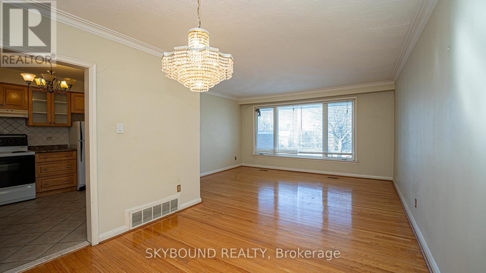 9 Caronport Crescent, Toronto, Ontario  M3A 1G9 - Photo 4 - C12905866