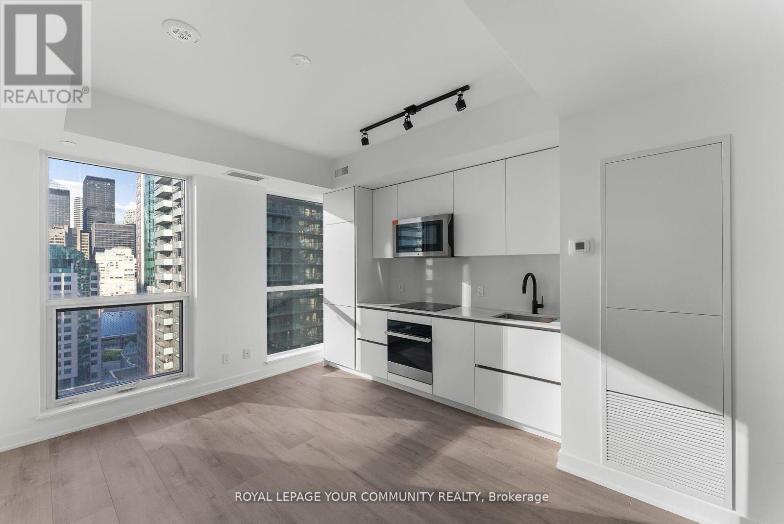 4702 - 327 King Street W, Toronto, Ontario  M5V 0W7 - Photo 2 - C13636918